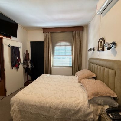 Casa Residencial com 416m², 3 quartos, 1 suíte, 4 garagens, no bairro Morro Da Cruz em Florianópolis