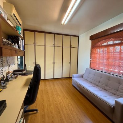 Casa Residencial com 416m², 3 quartos, 1 suíte, 4 garagens, no bairro Morro Da Cruz em Florianópolis