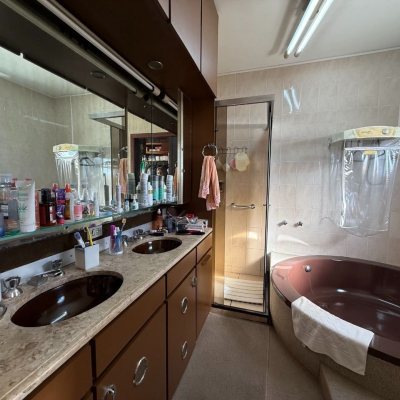 Casa Residencial com 416m², 3 quartos, 1 suíte, 4 garagens, no bairro Morro Da Cruz em Florianópolis