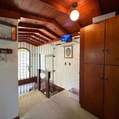 Casa Residencial com 416m², 3 quartos, 1 suíte, 4 garagens, no bairro Morro Da Cruz em Florianópolis