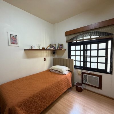 Casa Residencial com 416m², 3 quartos, 1 suíte, 4 garagens, no bairro Morro Da Cruz em Florianópolis