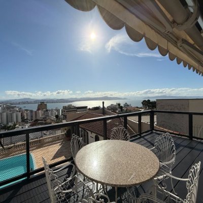Casa Residencial com 416m², 3 quartos, 1 suíte, 4 garagens, no bairro Morro Da Cruz em Florianópolis