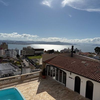 Casa Residencial com 416m², 3 quartos, 1 suíte, 4 garagens, no bairro Morro Da Cruz em Florianópolis