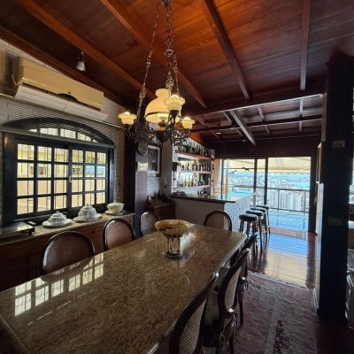 Casa Residencial com 416m², 3 quartos, 1 suíte, 4 garagens, no bairro Morro Da Cruz em Florianópolis