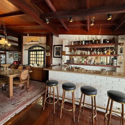 Casa Residencial com 416m², 3 quartos, 1 suíte, 4 garagens, no bairro Morro Da Cruz em Florianópolis