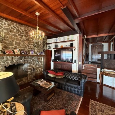 Casa Residencial com 416m², 3 quartos, 1 suíte, 4 garagens, no bairro Morro Da Cruz em Florianópolis