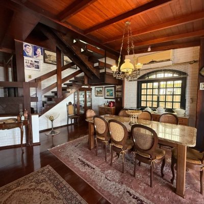 Casa Residencial com 416m², 3 quartos, 1 suíte, 4 garagens, no bairro Morro Da Cruz em Florianópolis