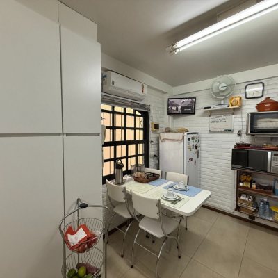 Casa Residencial com 416m², 3 quartos, 1 suíte, 4 garagens, no bairro Morro Da Cruz em Florianópolis