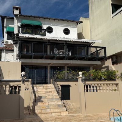 Casa Residencial com 416m², 3 quartos, 1 suíte, 4 garagens, no bairro Morro Da Cruz em Florianópolis