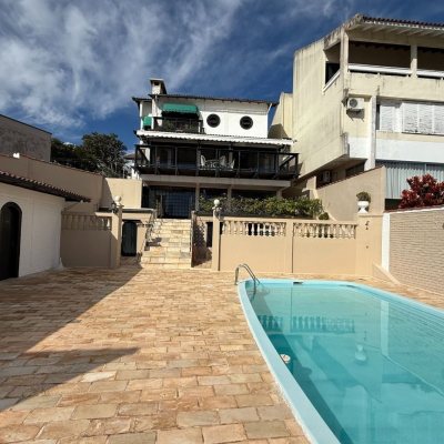 Casa Residencial com 416m², 3 quartos, 1 suíte, 4 garagens, no bairro Morro Da Cruz em Florianópolis