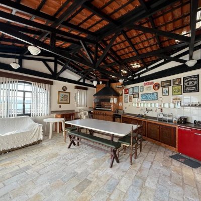 Casa Residencial com 416m², 3 quartos, 1 suíte, 4 garagens, no bairro Morro Da Cruz em Florianópolis