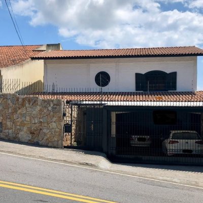 Casa Residencial com 416m², 3 quartos, 1 suíte, 4 garagens, no bairro Morro Da Cruz em Florianópolis