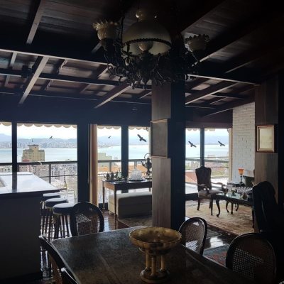 Casa Residencial com 416m², 3 quartos, 1 suíte, 4 garagens, no bairro Morro Da Cruz em Florianópolis