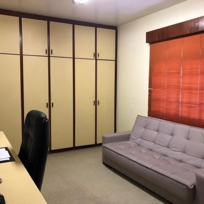 Casa Residencial com 416m², 3 quartos, 1 suíte, 4 garagens, no bairro Morro Da Cruz em Florianópolis