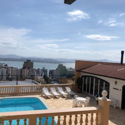 Casa Residencial com 416m², 3 quartos, 1 suíte, 4 garagens, no bairro Morro Da Cruz em Florianópolis