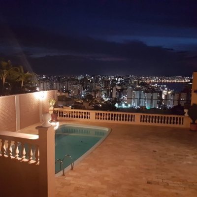 Casa Residencial com 416m², 3 quartos, 1 suíte, 4 garagens, no bairro Morro Da Cruz em Florianópolis