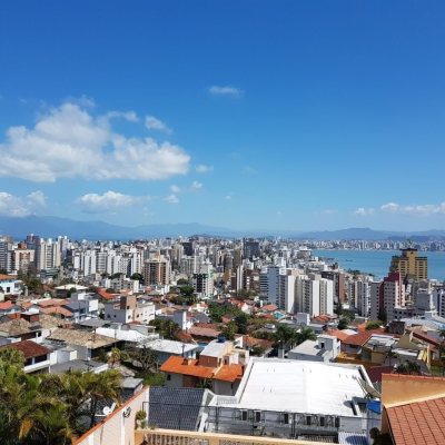 Casa Residencial com 416m², 3 quartos, 1 suíte, 4 garagens, no bairro Morro Da Cruz em Florianópolis