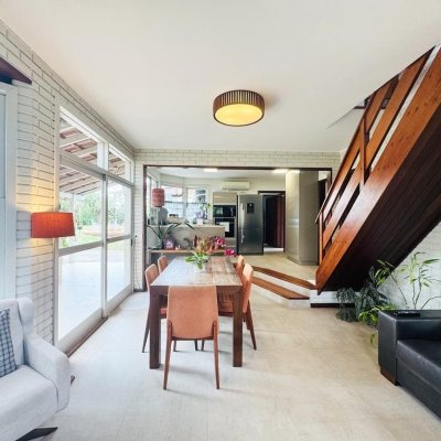 Casa Residencial com 160m², 4 quartos, 2 garagens, no bairro Lagoa Da Conceição em Florianópolis