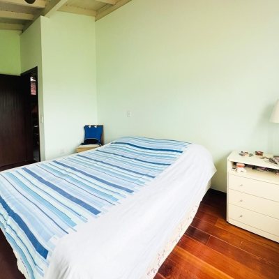 Casa Residencial com 160m², 4 quartos, 2 garagens, no bairro Lagoa Da Conceição em Florianópolis