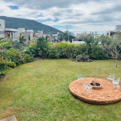 Casa Residencial com 160m², 4 quartos, 2 garagens, no bairro Lagoa Da Conceição em Florianópolis