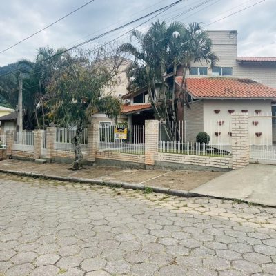 Casa Residencial com 160m², 4 quartos, 2 garagens, no bairro Lagoa Da Conceição em Florianópolis