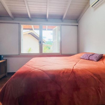 Casa Residencial com 160m², 4 quartos, 2 garagens, no bairro Lagoa Da Conceição em Florianópolis