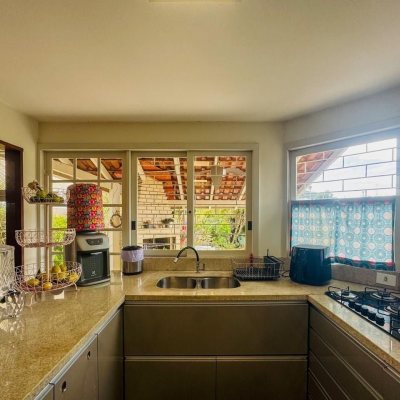 Casa Residencial com 160m², 4 quartos, 2 garagens, no bairro Lagoa Da Conceição em Florianópolis