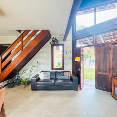 Casa Residencial com 160m², 4 quartos, 2 garagens, no bairro Lagoa Da Conceição em Florianópolis