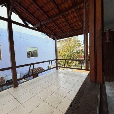 Casa Residencial com 140m², 4 quartos, 1 suíte, 1 garagem, no bairro Ingleses do Rio Vermelho em Florianópolis