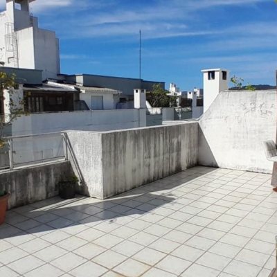 Cobertura com 179m², 4 quartos (sendo 1 suíte), 2 garagens, no bairro Carvoeira em Florianópolis