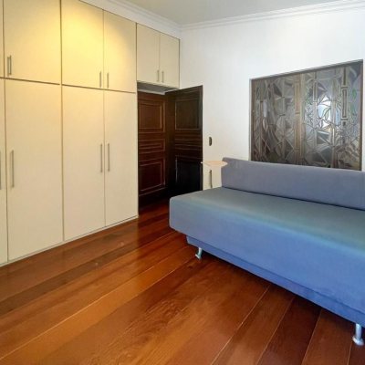 Casa Residencial com 362m², 5 quartos, 1 suíte, 4 garagens, no bairro Abraão em Florianópolis