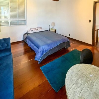 Casa Residencial com 362m², 5 quartos, 1 suíte, 4 garagens, no bairro Abraão em Florianópolis