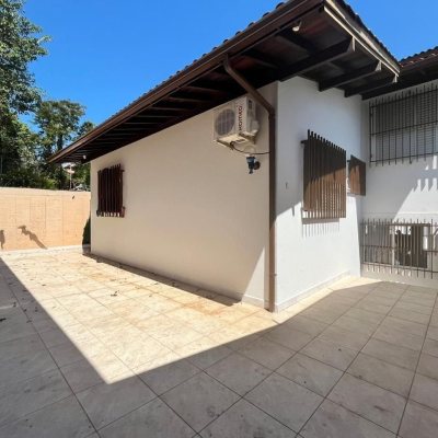 Casa Residencial com 362m², 5 quartos, 1 suíte, 4 garagens, no bairro Abraão em Florianópolis