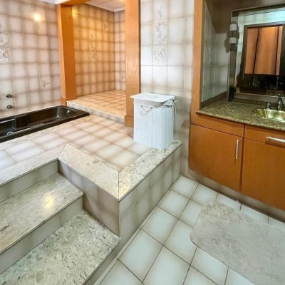 Casa Residencial com 362m², 5 quartos, 1 suíte, 4 garagens, no bairro Abraão em Florianópolis