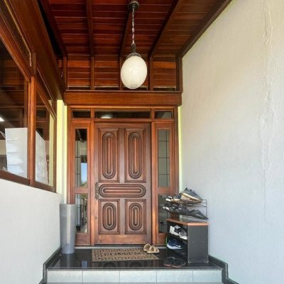 Casa Residencial com 362m², 5 quartos, 1 suíte, 4 garagens, no bairro Abraão em Florianópolis