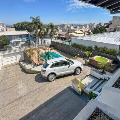 Casa Residencial com 362m², 5 quartos, 1 suíte, 4 garagens, no bairro Abraão em Florianópolis