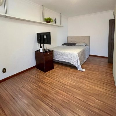 Casa Residencial com 362m², 5 quartos, 1 suíte, 4 garagens, no bairro Abraão em Florianópolis