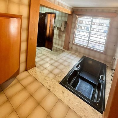 Casa Residencial com 362m², 5 quartos, 1 suíte, 4 garagens, no bairro Abraão em Florianópolis