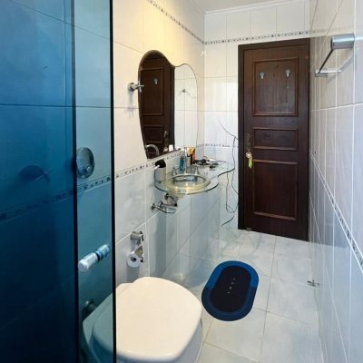 Casa Residencial com 362m², 5 quartos, 1 suíte, 4 garagens, no bairro Abraão em Florianópolis