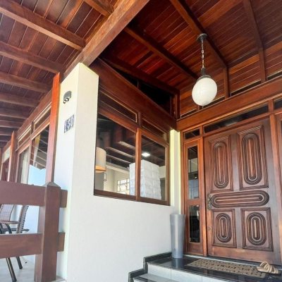 Casa Residencial com 362m², 5 quartos, 1 suíte, 4 garagens, no bairro Abraão em Florianópolis