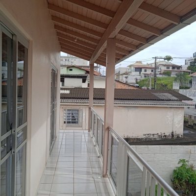 Casa Residencial com 260m², 3 quartos, 1 suíte, 6 garagens, no bairro Nossa Senhora Do Rosário em São José