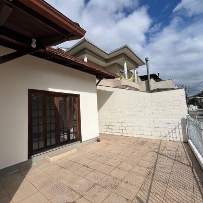 Casa Residencial com 189m², 3 quartos, 1 suíte, 4 garagens, no bairro Centro em São José