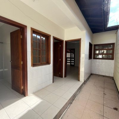 Casa Residencial com 189m², 3 quartos, 1 suíte, 4 garagens, no bairro Centro em São José