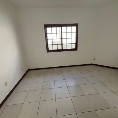 Casa Residencial com 189m², 3 quartos, 1 suíte, 4 garagens, no bairro Centro em São José