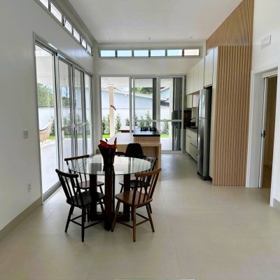 Casa em Condomínio com 189m², 3 quartos, 3 suítes, 5 garagens, no bairro Camboa em Governador Celso Ramos