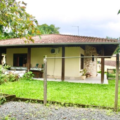 Casa Residencial com 348m², 3 quartos, 1 suíte, 1 garagem, no bairro Salto Weissbach em Blumenau