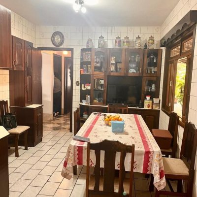 Casa Residencial com 348m², 3 quartos, 1 suíte, 1 garagem, no bairro Salto Weissbach em Blumenau