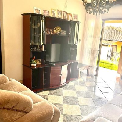 Casa Residencial com 348m², 3 quartos, 1 suíte, 1 garagem, no bairro Salto Weissbach em Blumenau