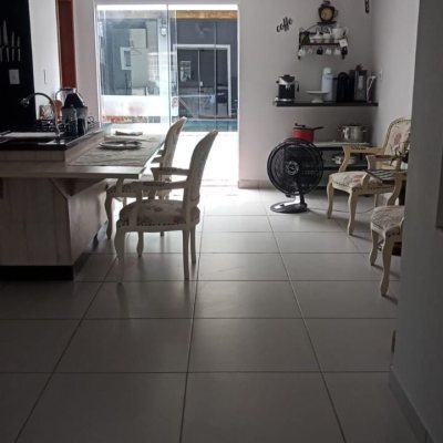 Sobrado Residencial com 107m², 3 quartos (sendo 1 suíte), 2 garagens, no bairro Ingleses do Rio Vermelho em Florianópolis