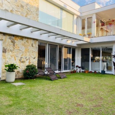 Casa em Condomínio com 267m², 5 quartos, 3 suítes, 2 garagens, no bairro Campeche em Florianópolis